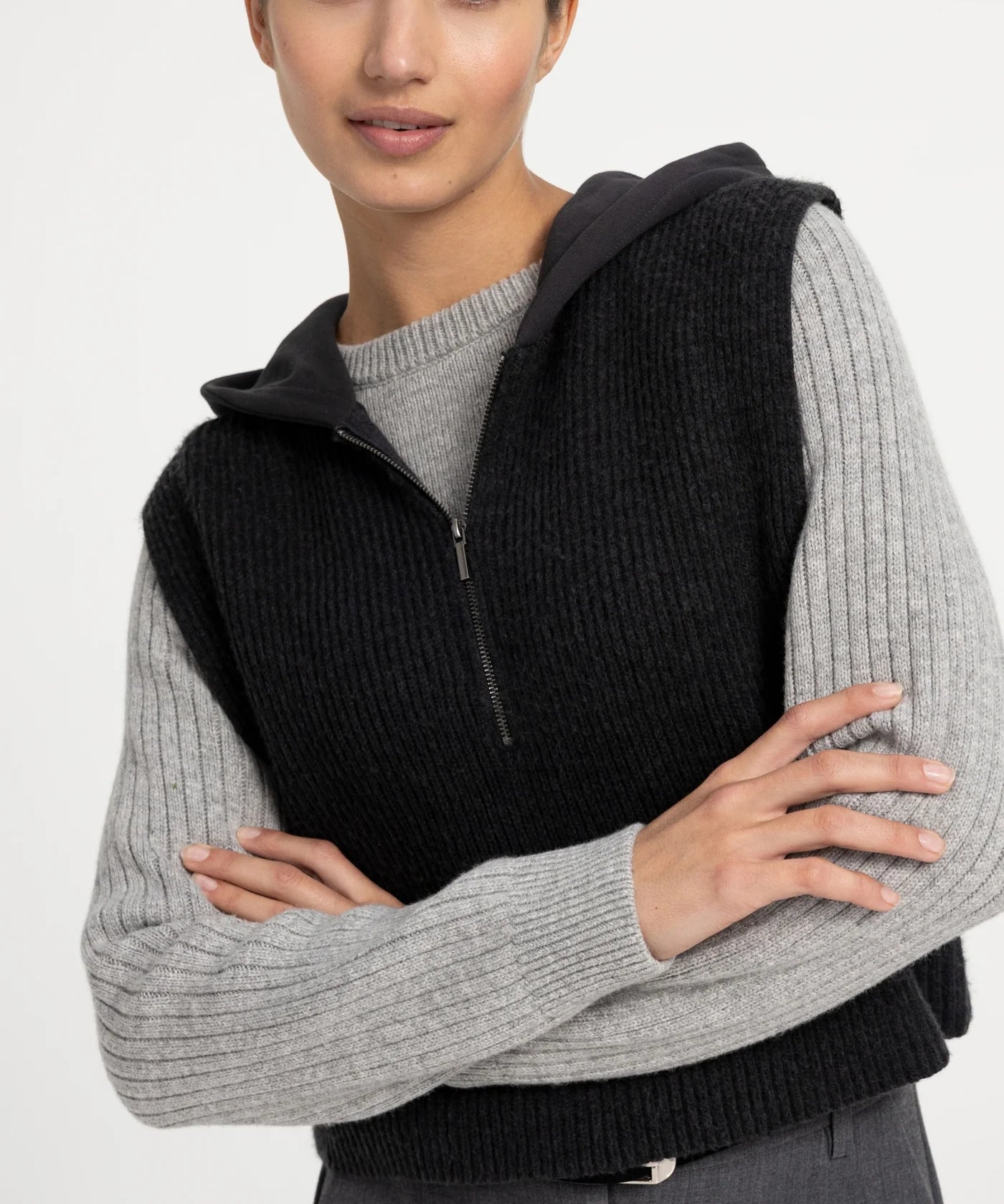 Sleeveless knitted top w/jersey hood