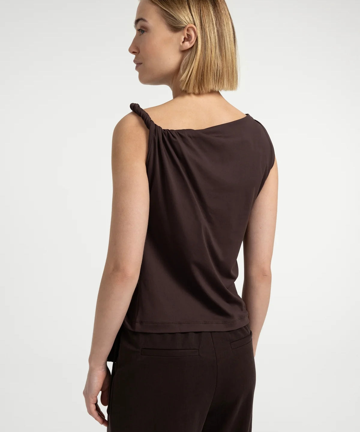 Top w/twisted shoulder