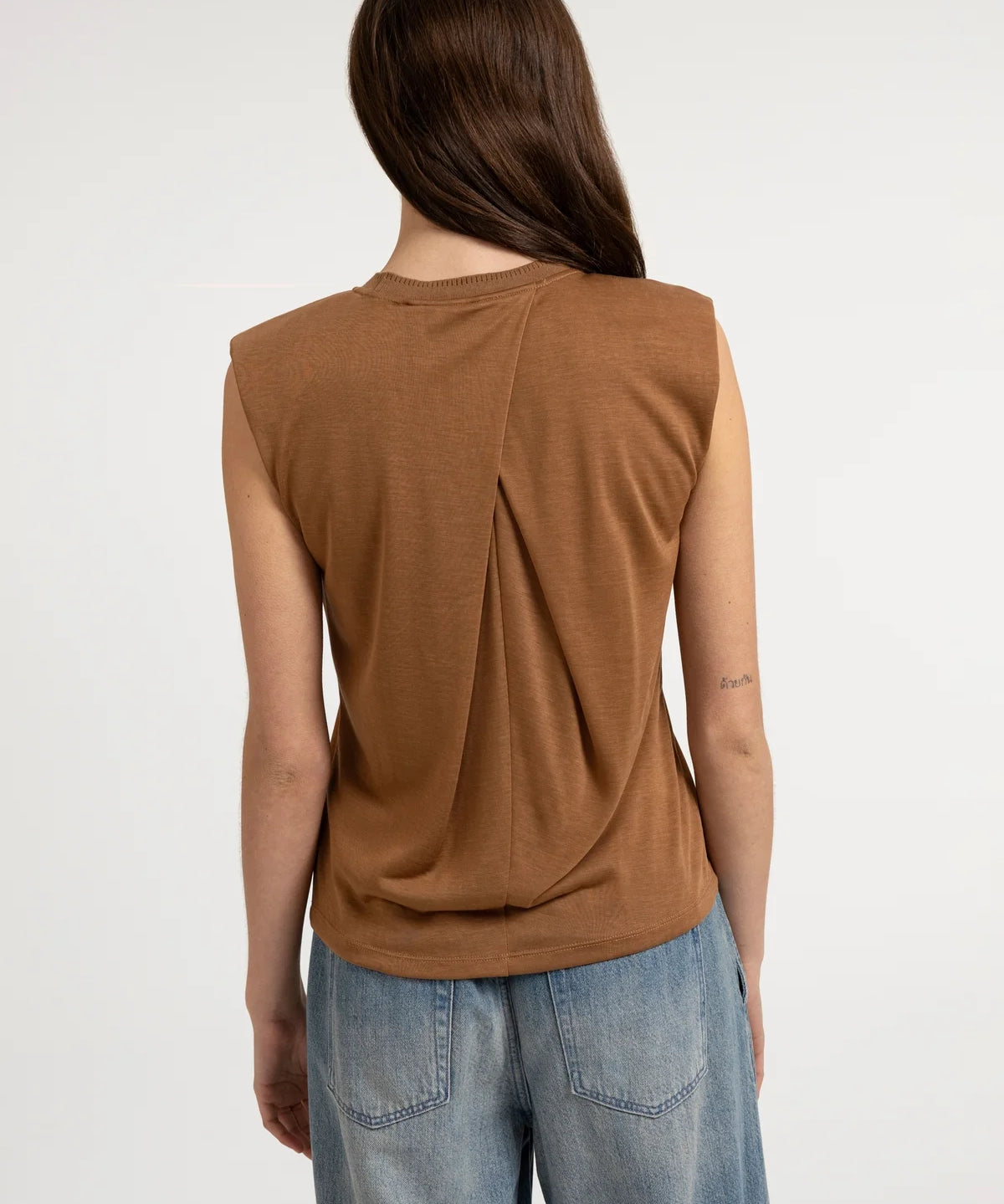 Sleeveless top w/pleated neck
